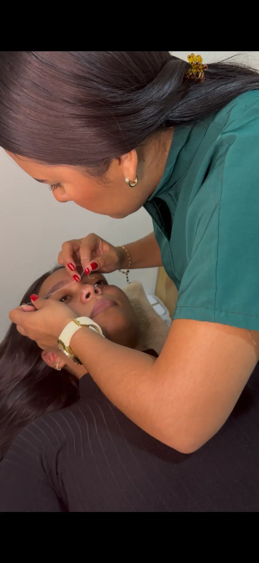 Diseño de cejas de Artemissa Wellness Studio